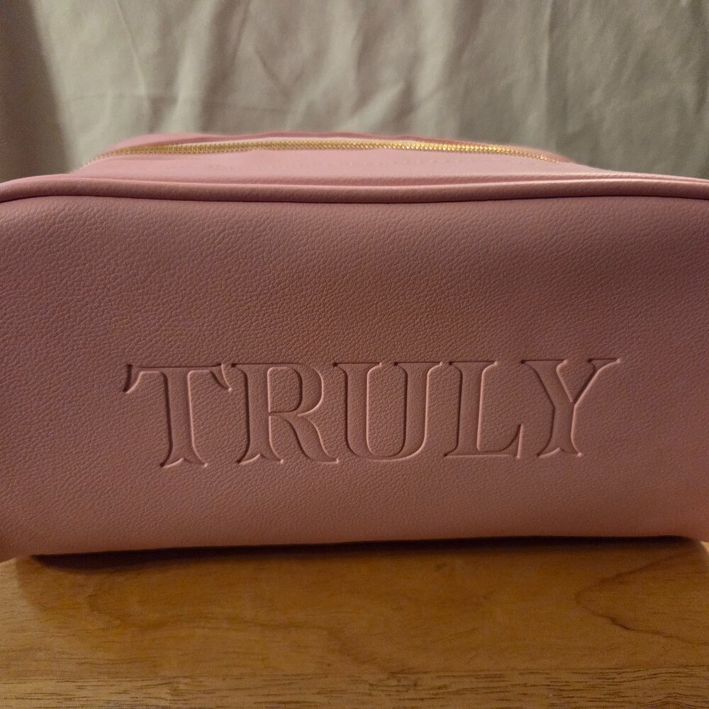 TRULY SIGNATURE VANITY CASE